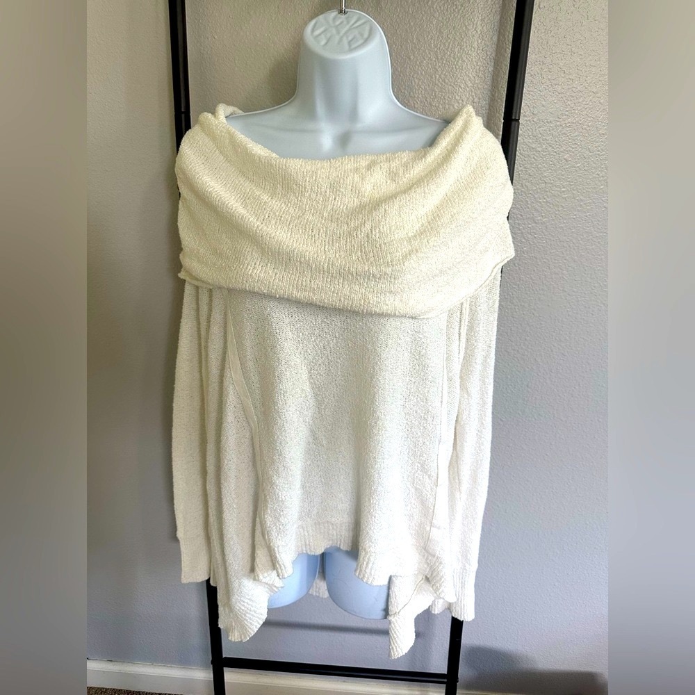 Free People Ivory Cream Off-the-Shoulder Relaxed Sweater. Size: Large.